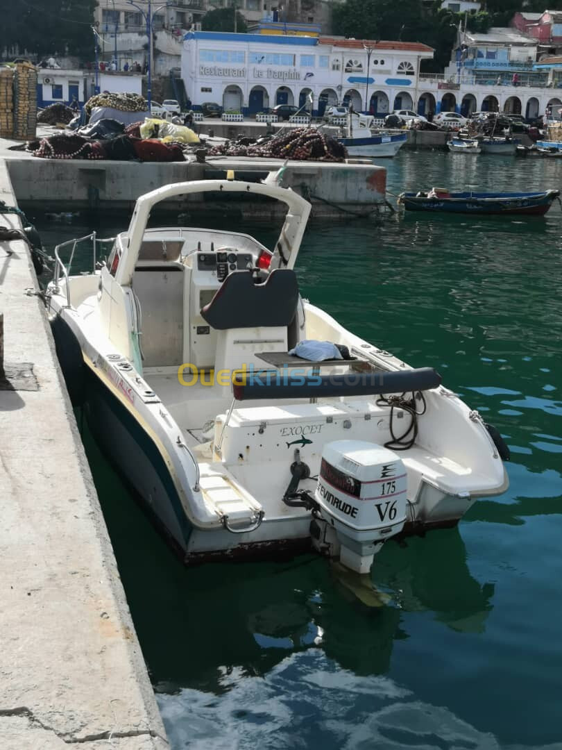 Bateau Moteur  Monocoque