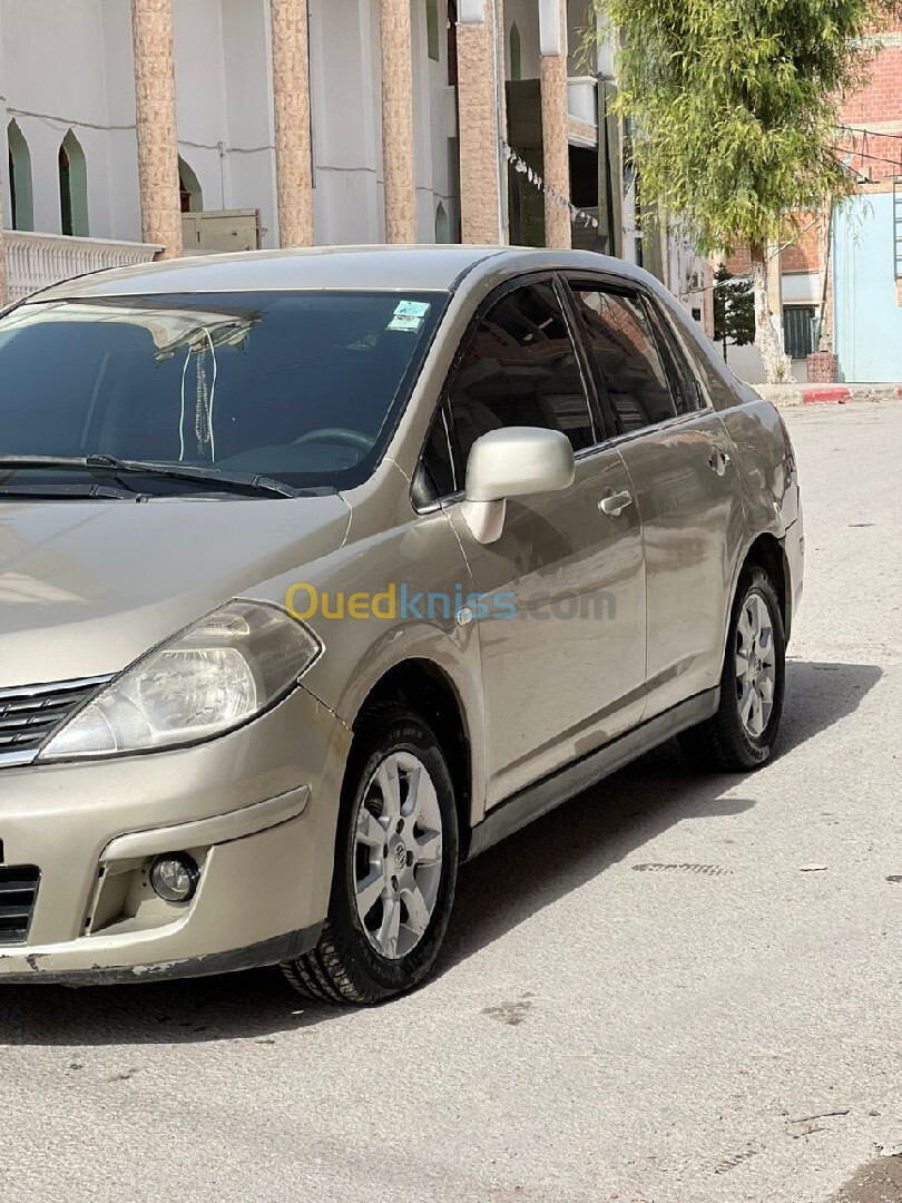 Nissan Tiida 4 portes 2010 Tiida 4 portes