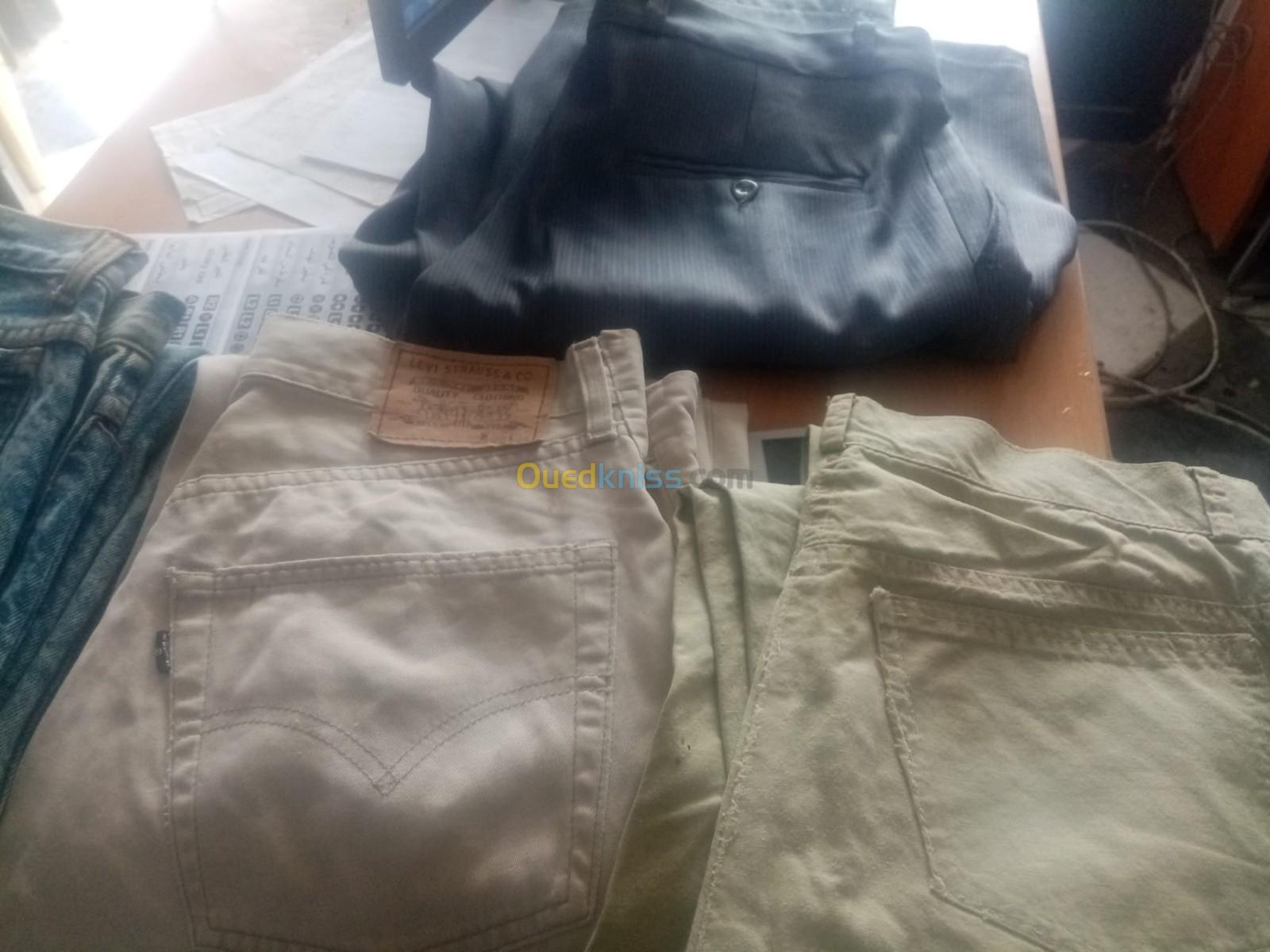 vends 2 pantalons jeans levis et 2 pantalons classique