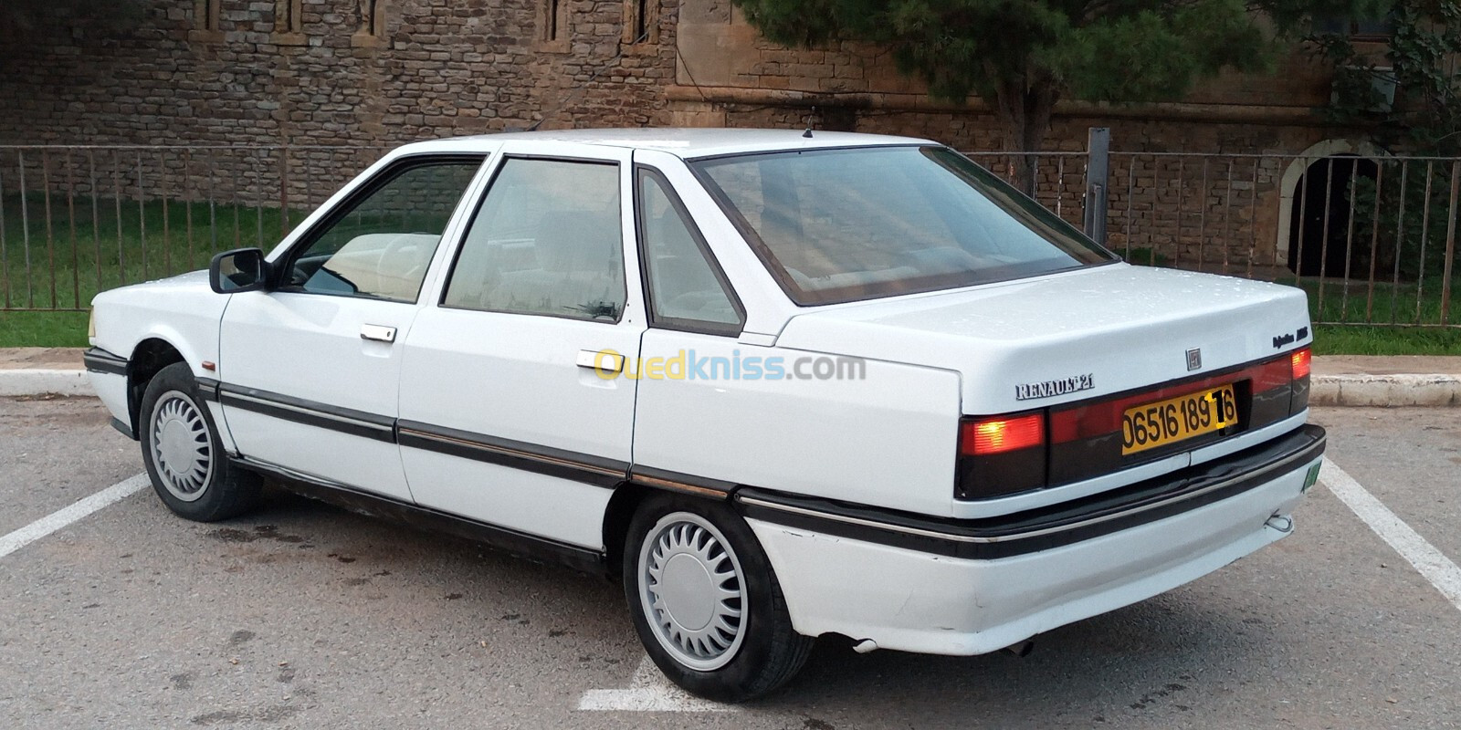 Renault 21 1989 موتور الله يبارك فيها سيرغاز عطوني 95حلال