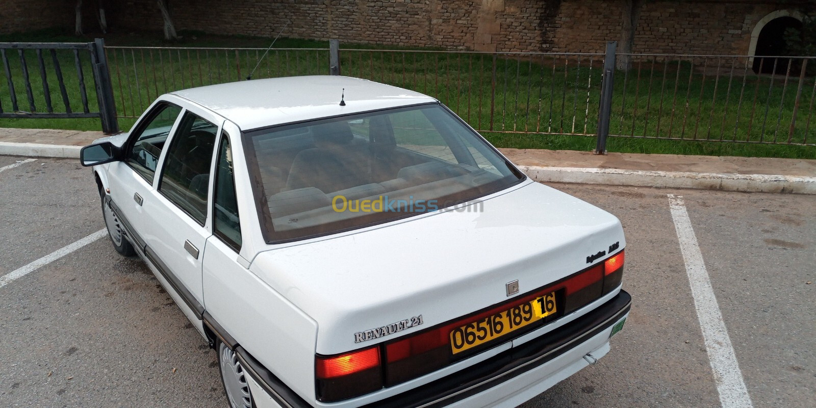 Renault 21 1989 موتور الله يبارك فيها سيرغاز عطوني 95حلال