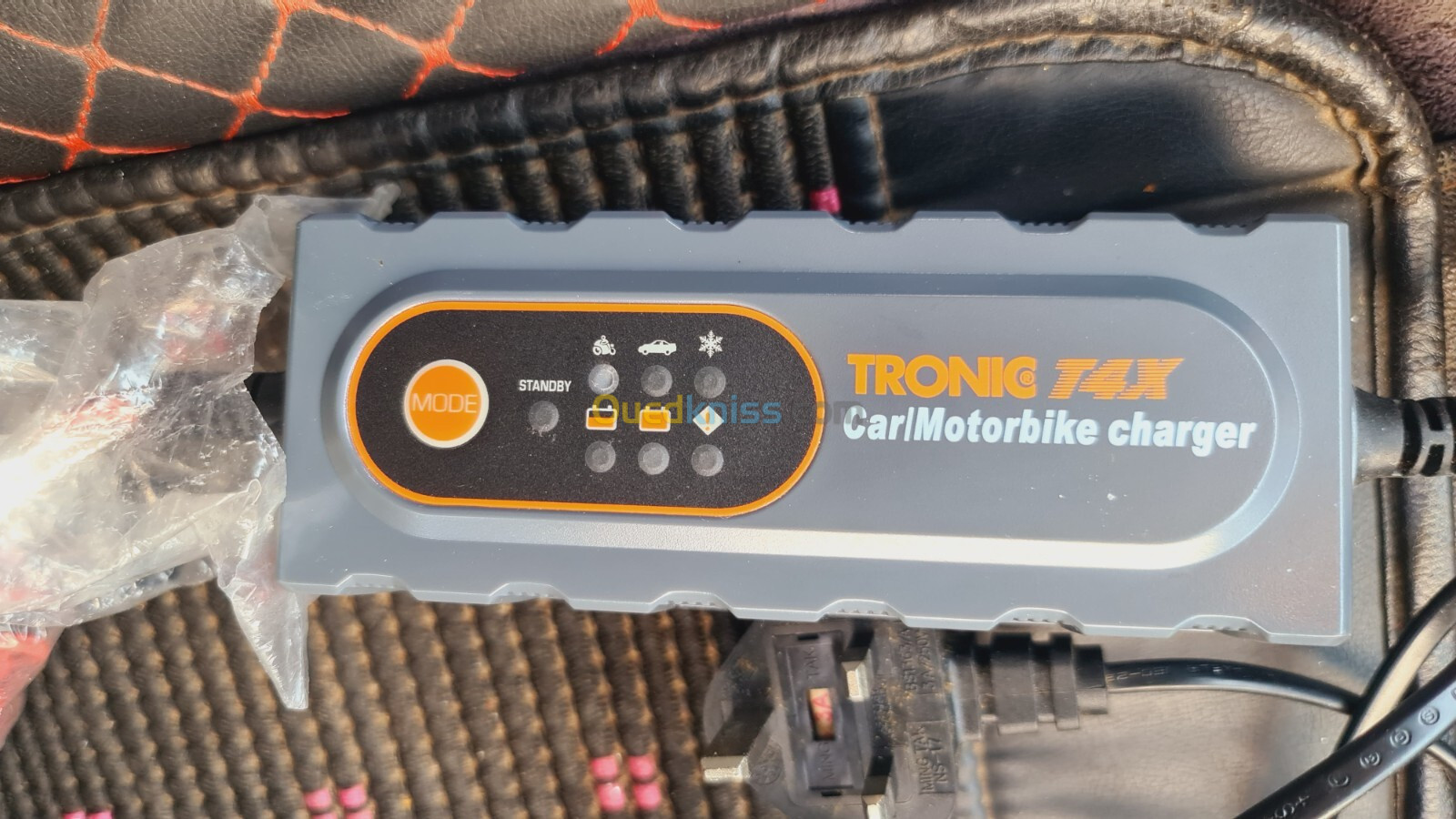 Chargeure de batterie pour voiture.  Moto 