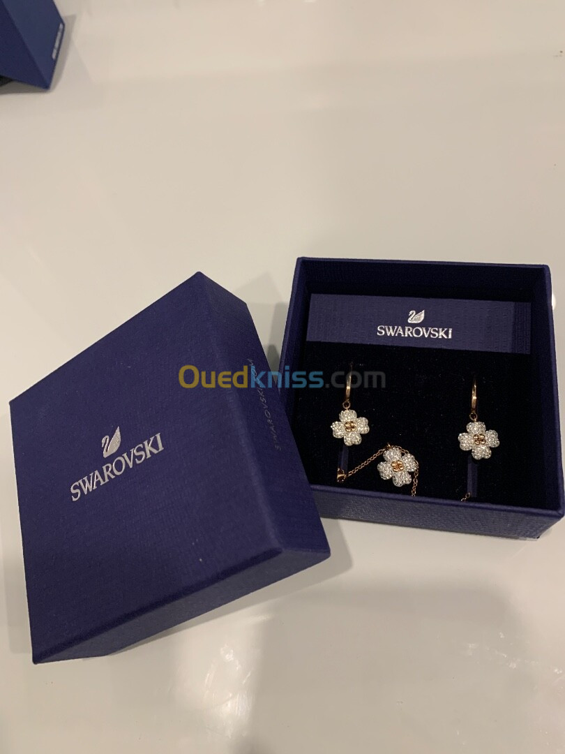 Chaîne et boucles d oreilles swarovski