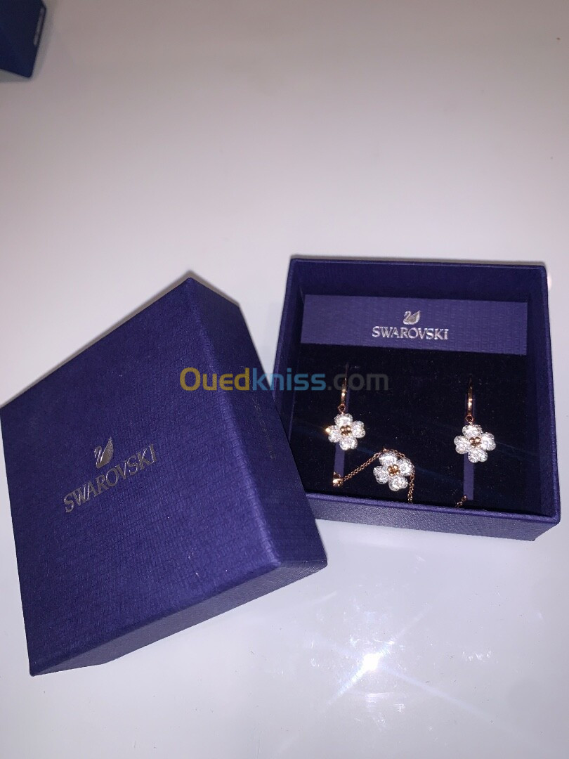 Chaîne et boucles d oreilles swarovski