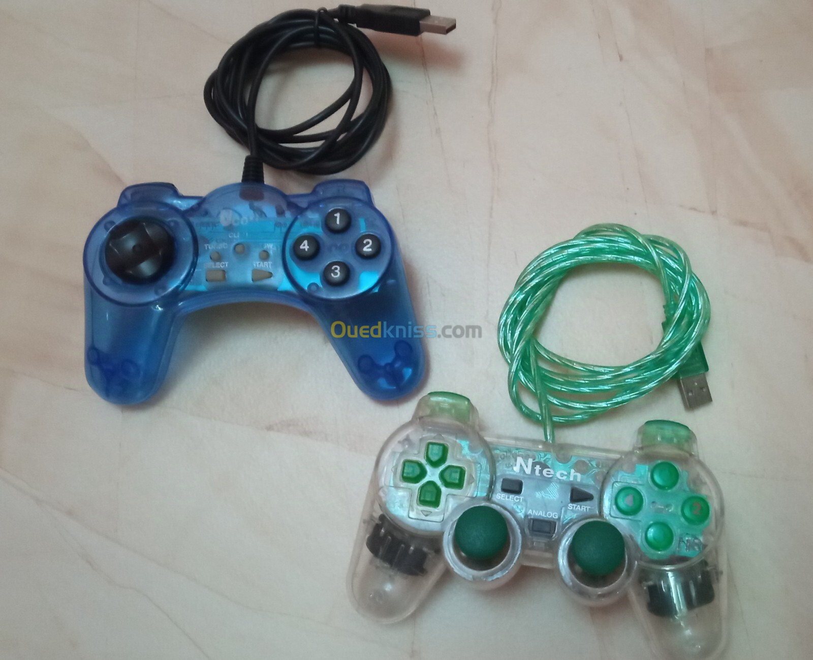 VENDRE DEUX MANETTE GAMING CABLE USB POUR PC TV 