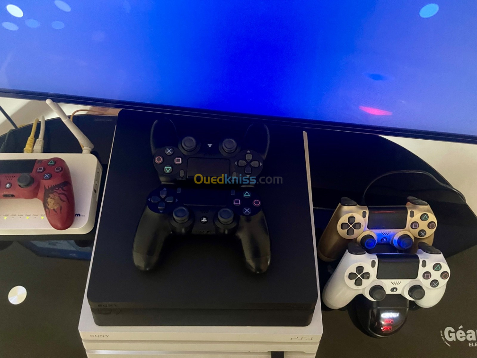 Ps4 pro 1T SSD & ps4 slim 1T 2 manette presque neuve avec toutes accessoires état 10/10 version 9:00