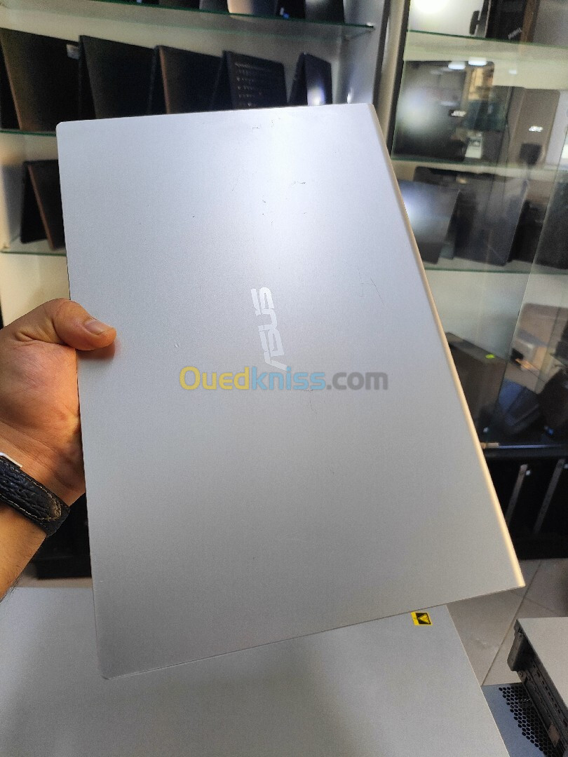 ASUS i5 10em 8gb ssd256