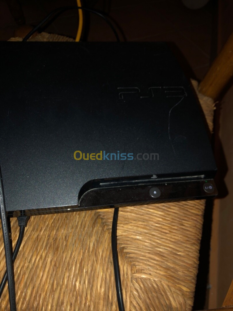 Ps3 avec mannete loriginal  et volant loriginal et plein de jeux 