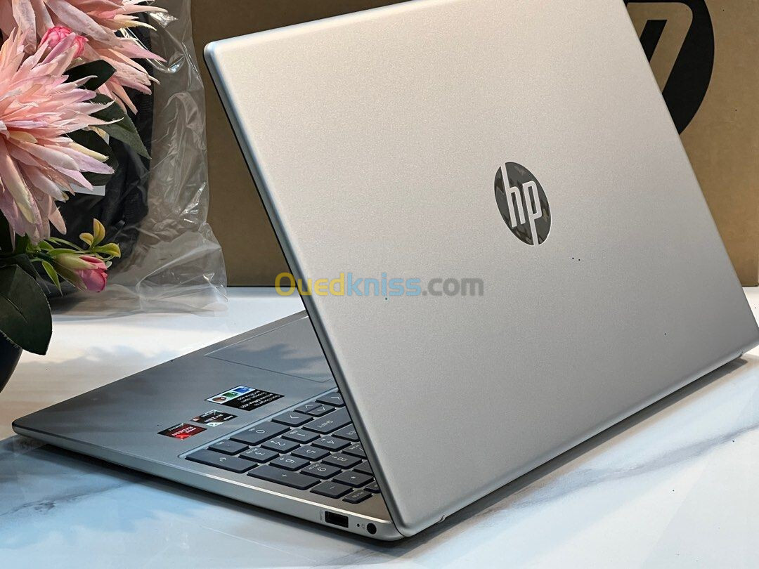 LAPTOP HP 15-fc0xxx AMD Ryzen 5 7520U with Radeon Graphics SSD 256Go 8g ram 