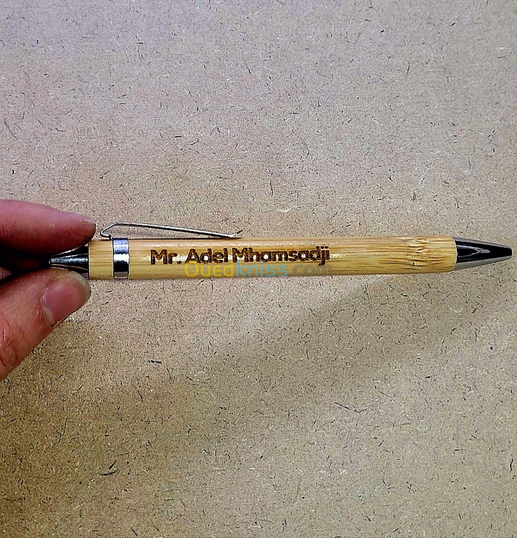 STYLO ET SA BOITE PERSONNALISES    قلم محفور بطريقة شخصية + علبته الأنيقة 