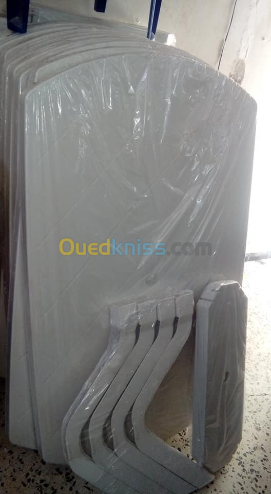 كراسي و طاولات بلاستيكية CHAISES ET TABLES PLASTIQUE