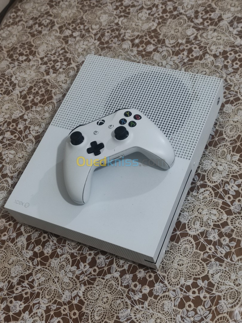 Xbox One S 1T Neuf 10/10 Caba Europe+ Manette Original+ des jeux installé 