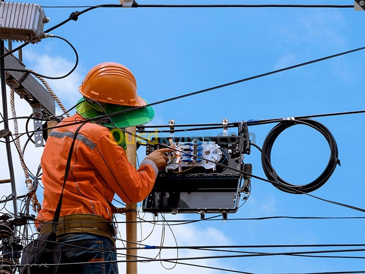 Monteur des câbles d'électricité MT . BT