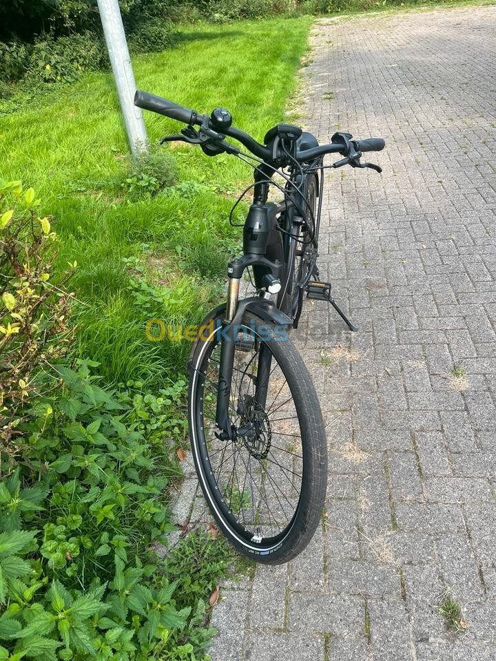 Vélo électrique CUBE touring 