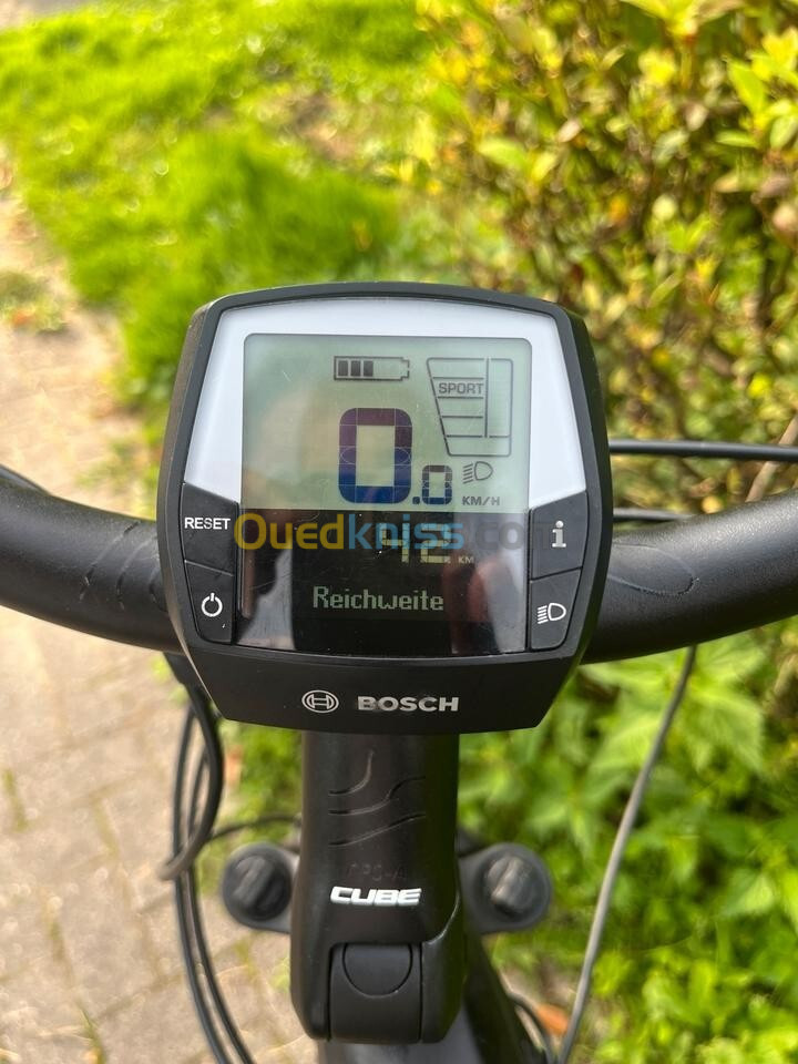 Vélo électrique CUBE touring 