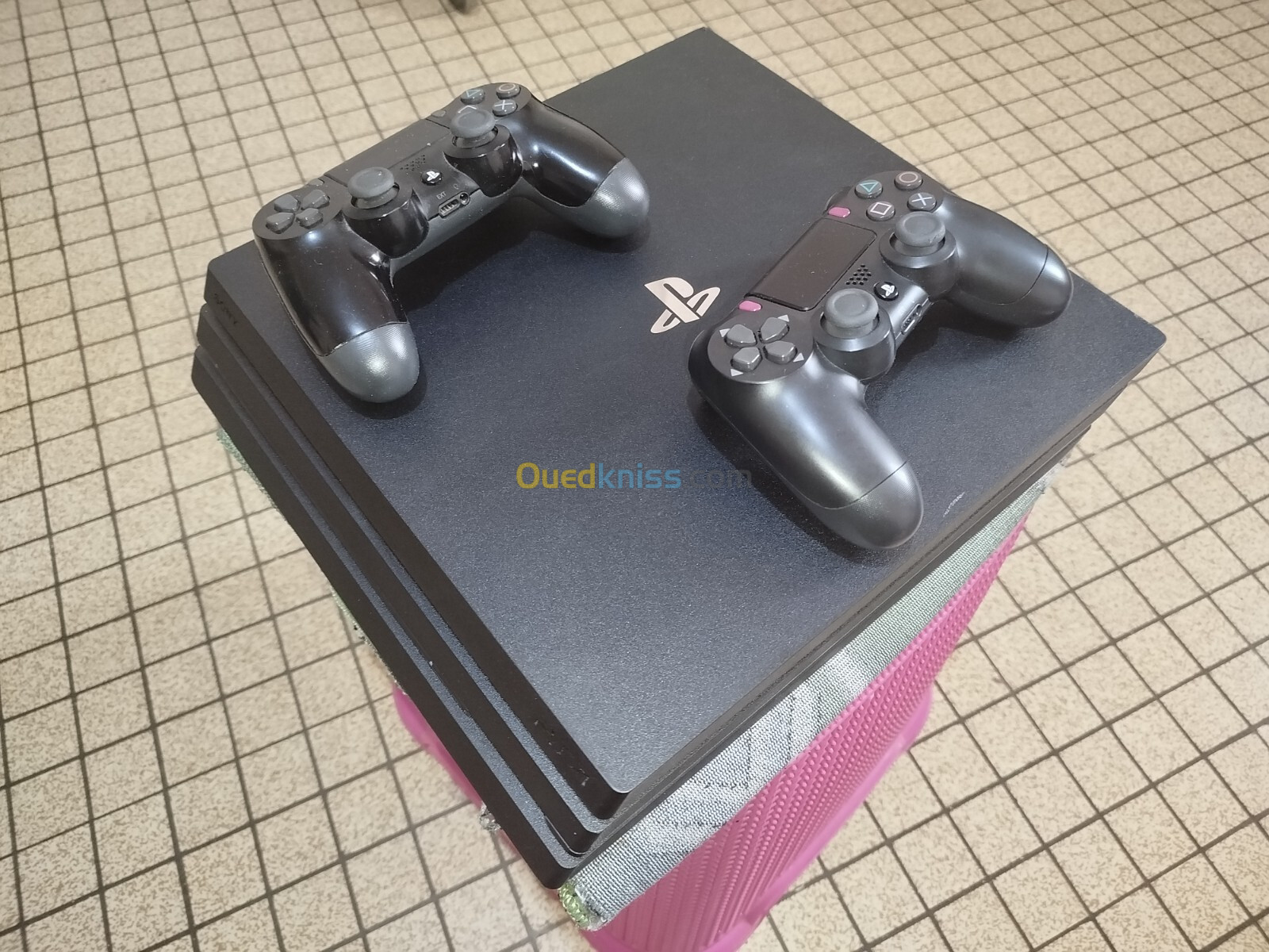 PlayStation 4 Pro 1TB avec deux manettes