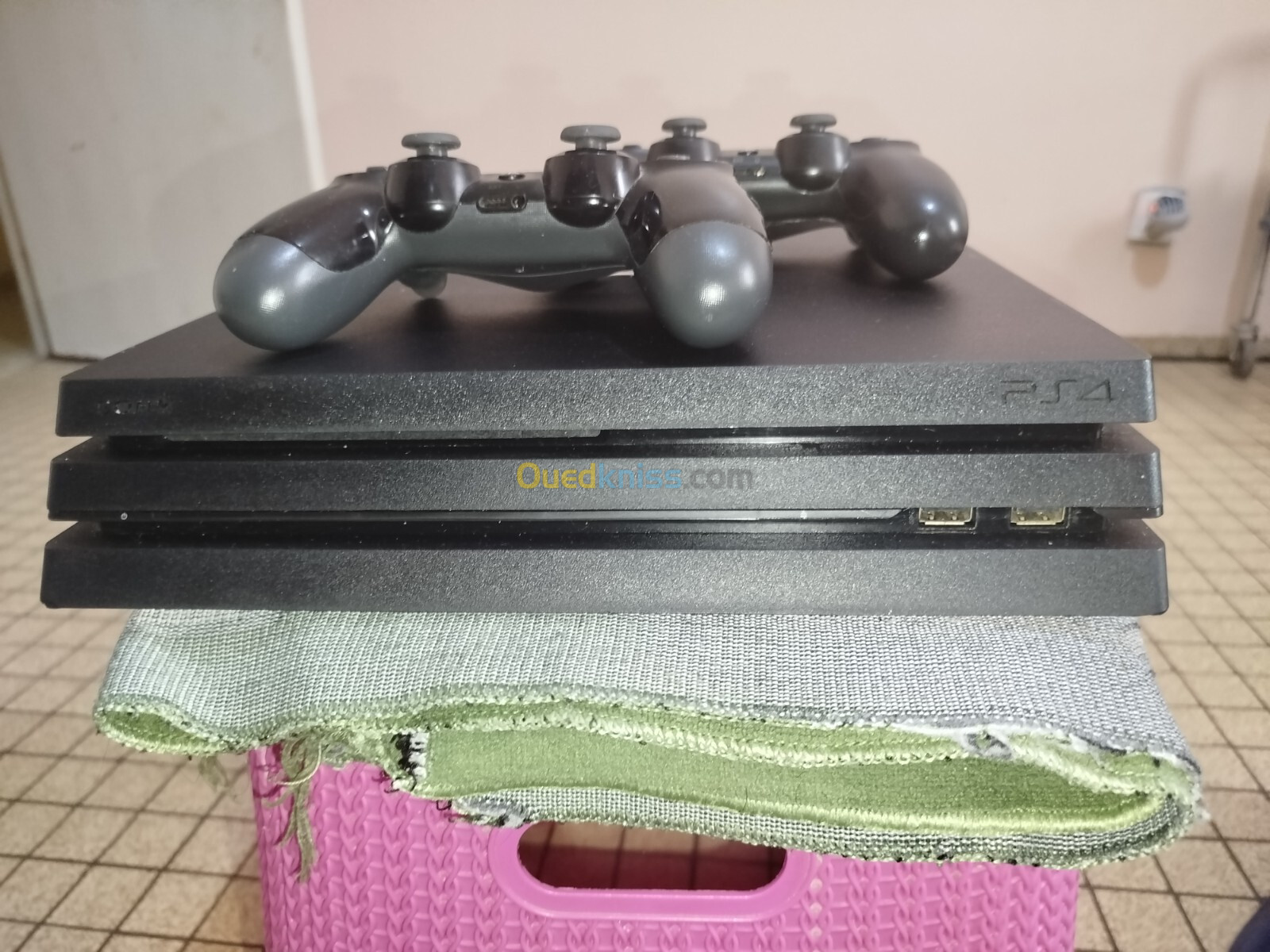 PlayStation 4 Pro 1TB avec deux manettes