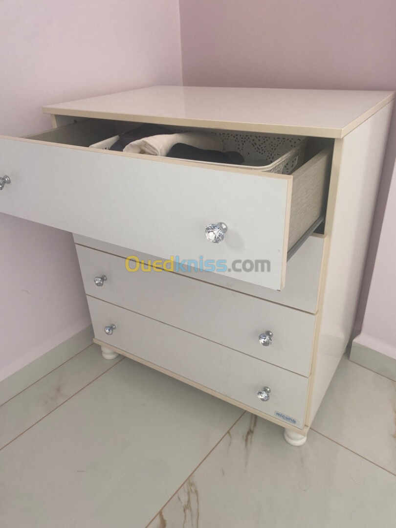 commode et bureau 