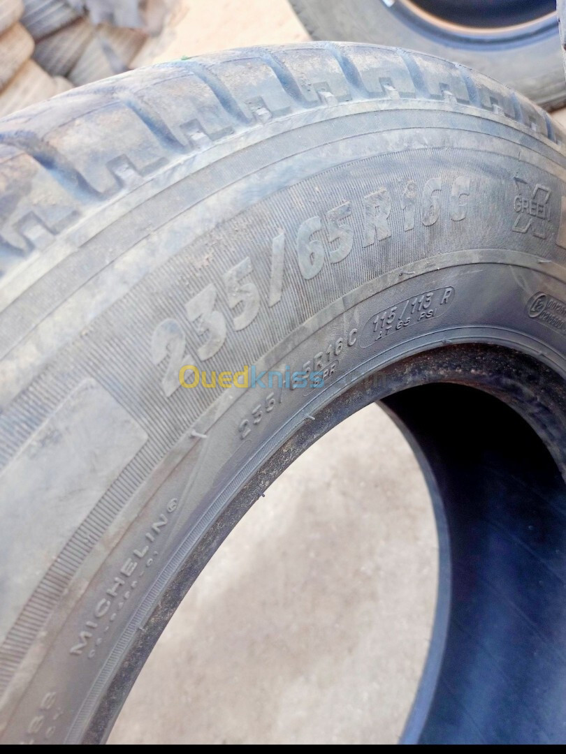  Pneu bon état Michelin 235/65R16c 