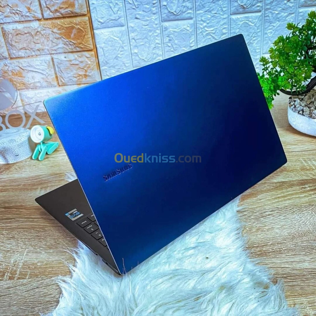 SAMSUNG GALAXY BOOK 2/ I5-1240P/ram 08GB DDR5/DISK 256 SSD/ intel iris graphique 4gb /15,6 POUCE FHD