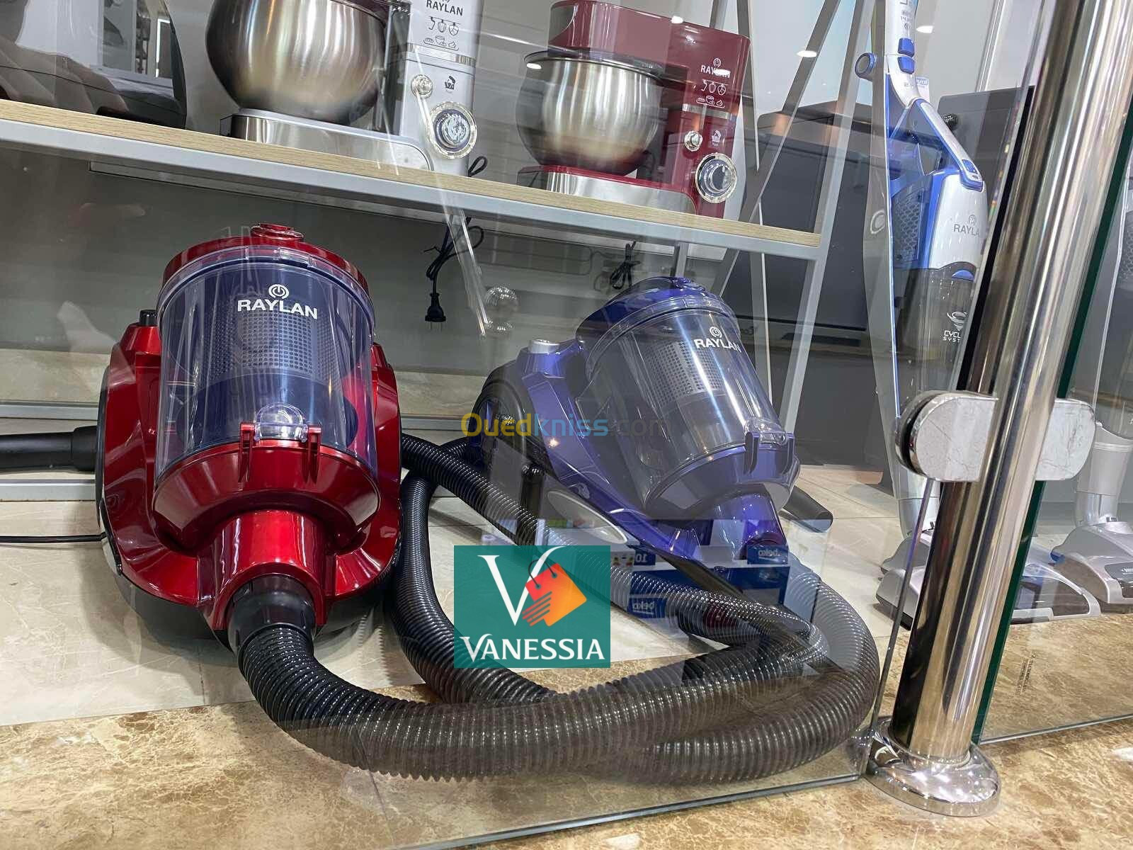 Aspirateur marque Raylan  couleur rouge