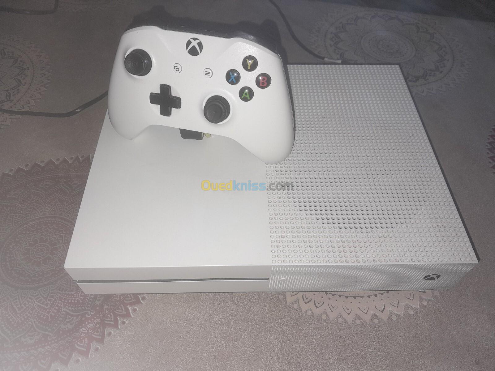 Xbox One S 1TB  Une manette avec 5 jeux 