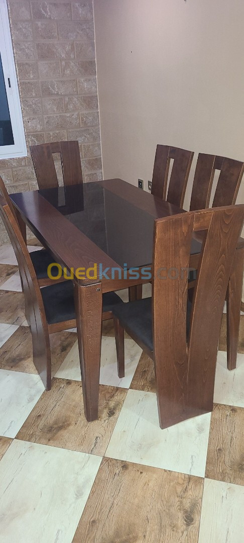 Table basse avec table de 6 chaises 