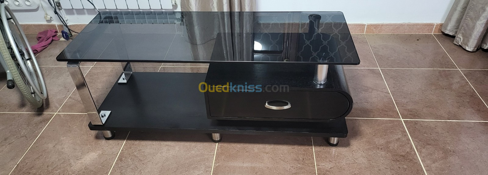 Ensemble 5 CHAUFFEUSES + 1 TABLE BASSE + 1 ARMOIRE METALIQUE