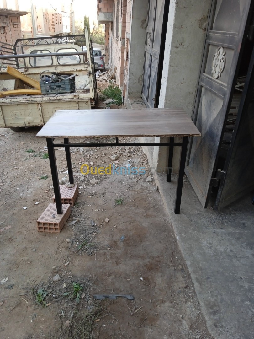 Construction de table et chaises 