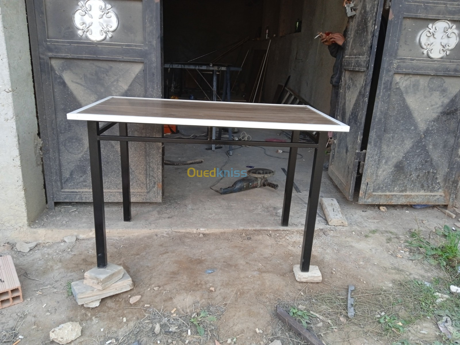 Construction de table et chaises 