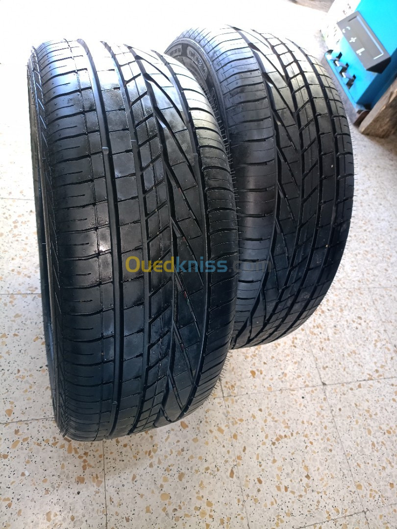 Deux pneus Goodyear 255/45/20 tout neuf avec un pon prix 