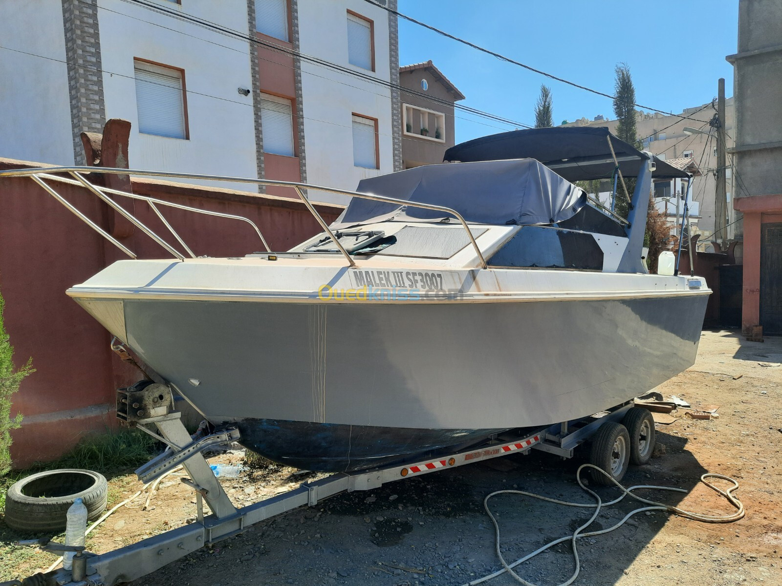 Bateau vedette 7 mètres grande cabine 200cv