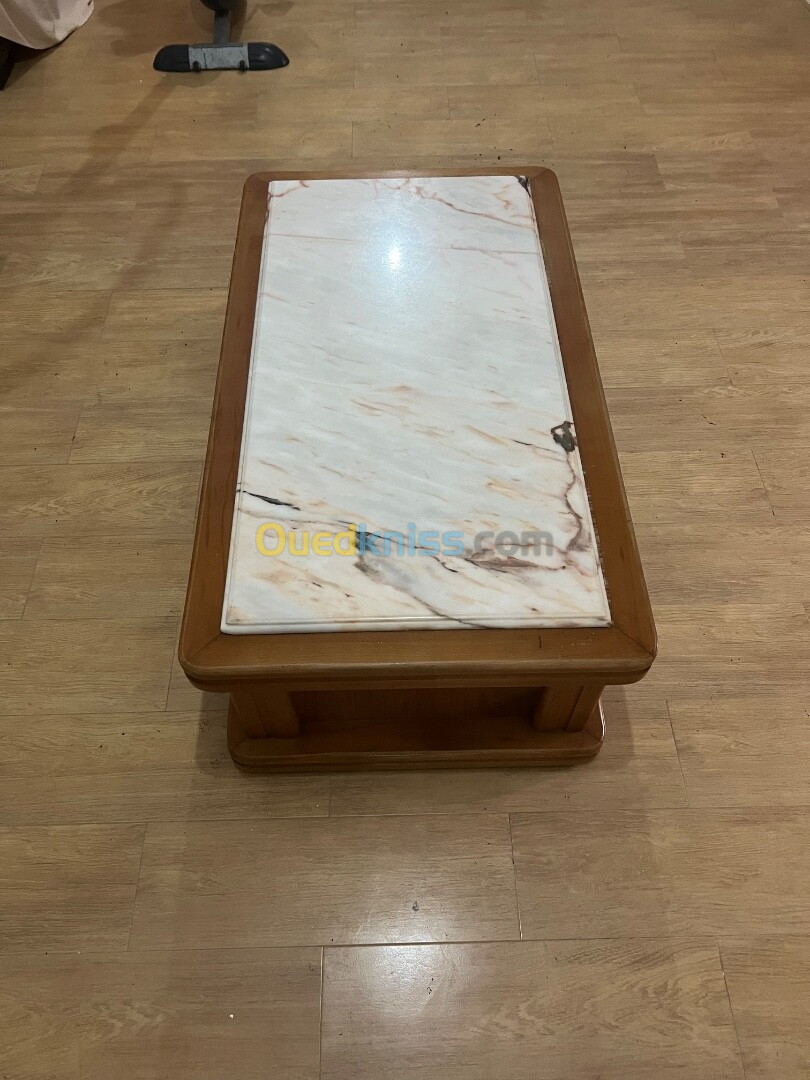 Table basse en bois avec plateau en marbre 