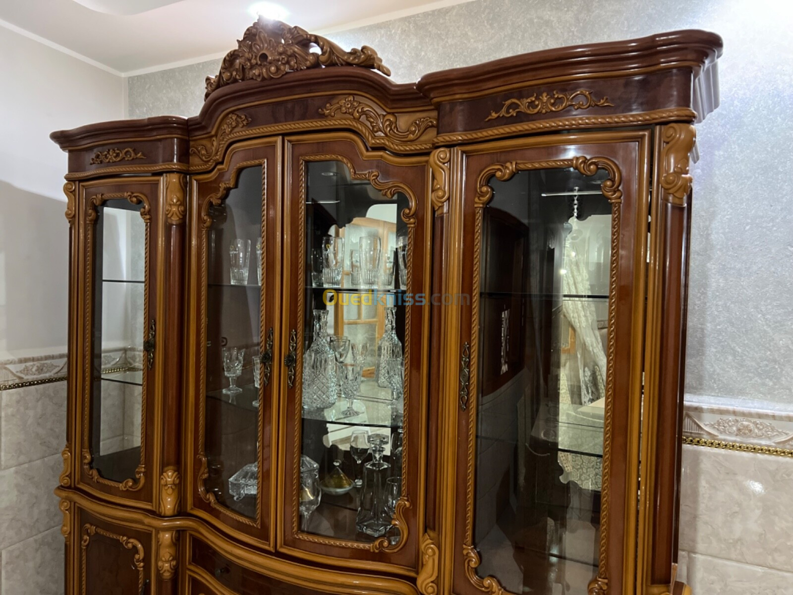 Armoire vitrée en très bon état 