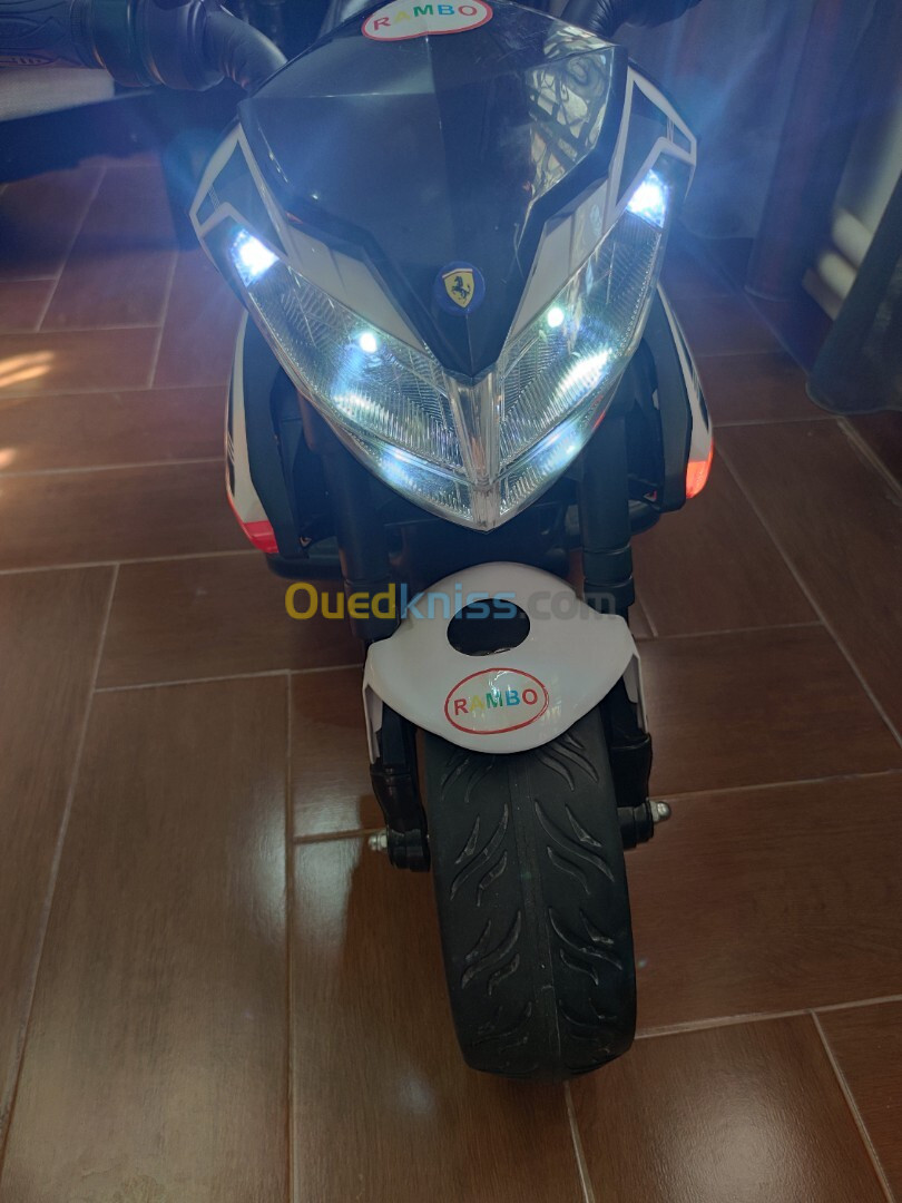 للبيع بباتنة دراجة كهربائية للاطفال Batna a vendre Moto électrique pour enfants