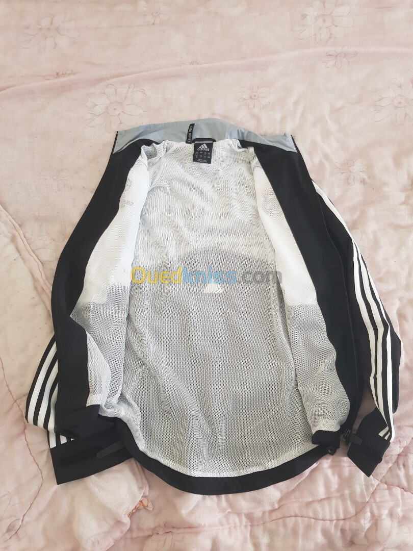 Je vends une survêtement complet original Adidas 