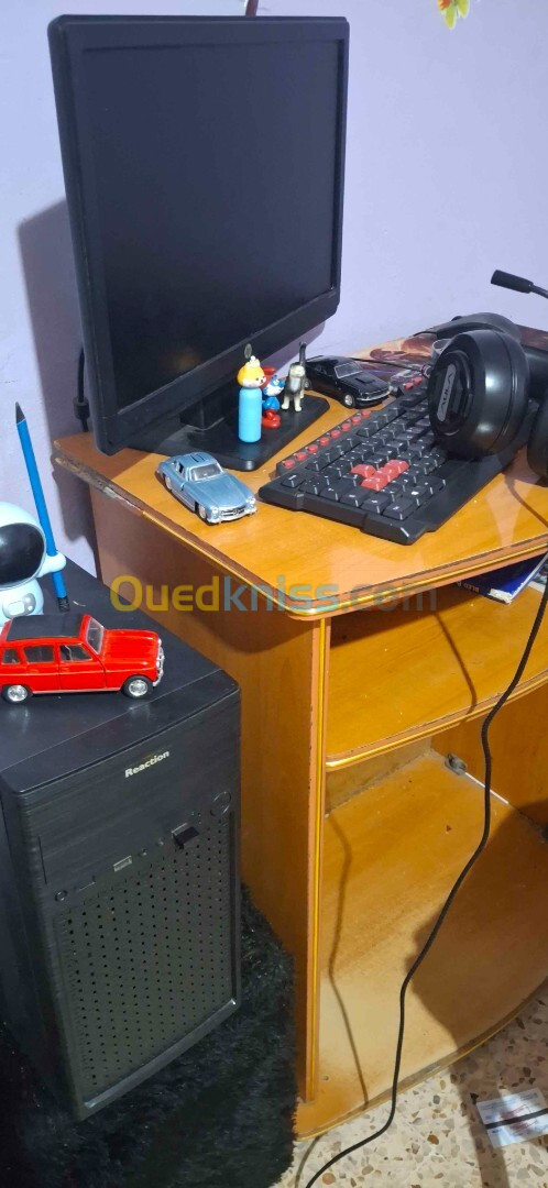 PC de bureau avec clavier, souris et tapis de souris