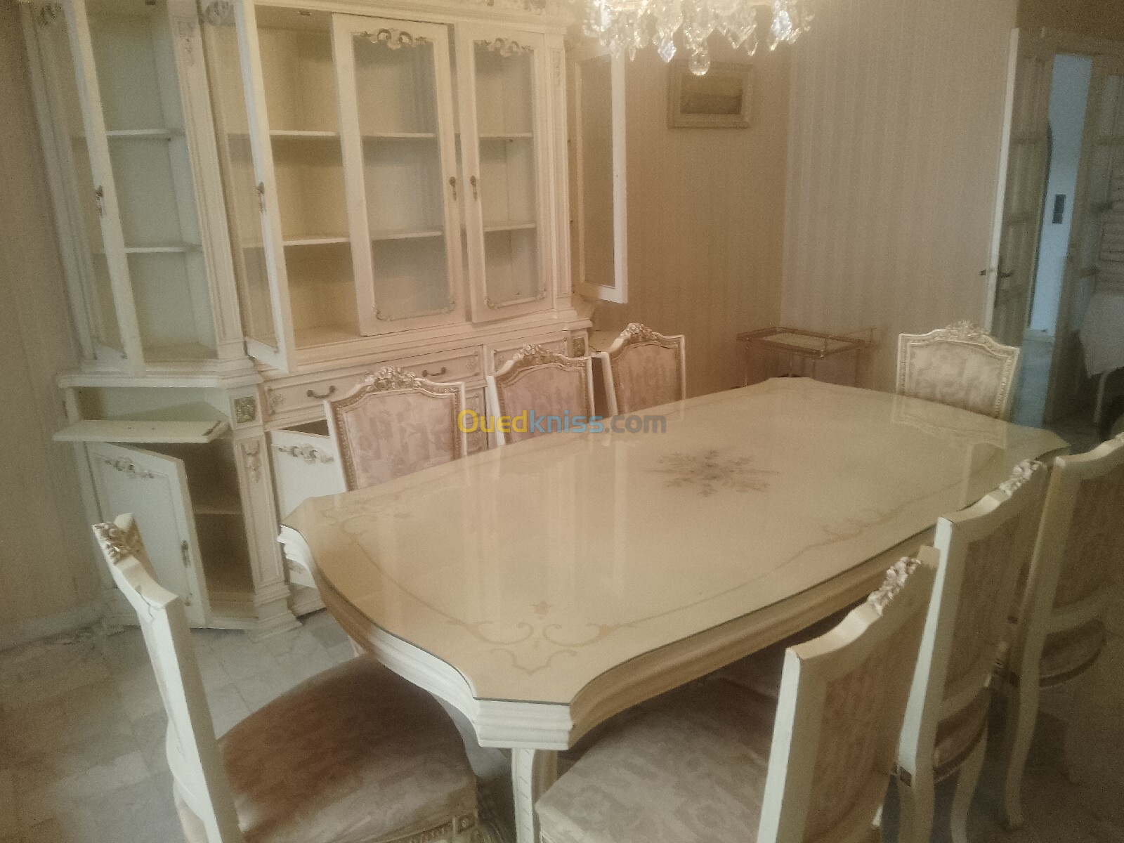 Table salle a manger+8chaises+bahut 