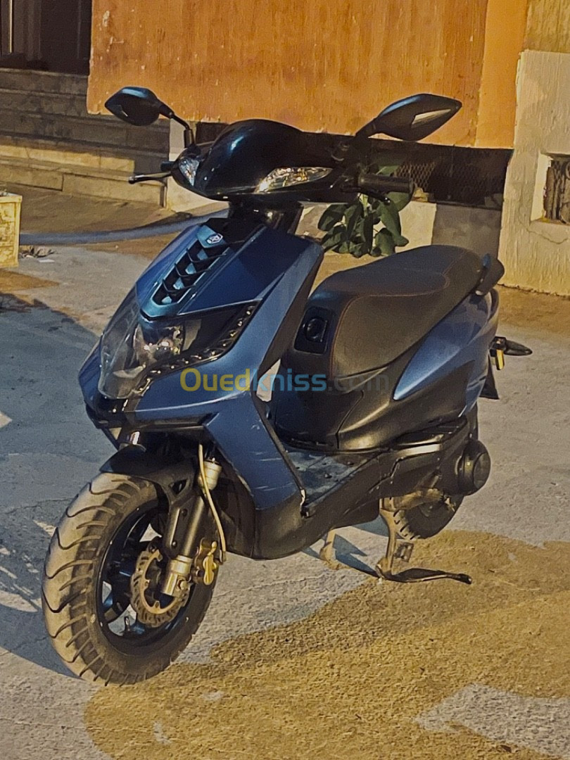 Piaggio Vespa vivo fly liberty 125 2017