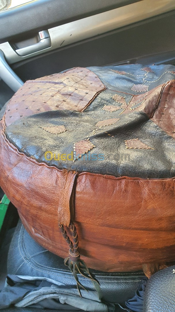 Très jolie paire de pouffes ancien en cuire