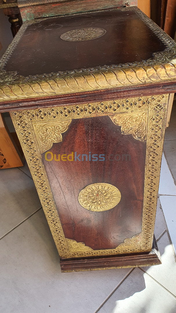 Table, meuble de coin indien en bois noble et laiton