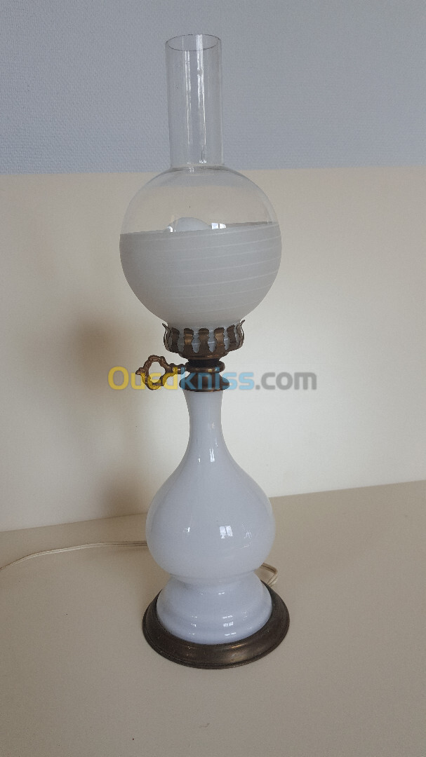 Lampe à pétrole électrifiée style Napoléon III en opaline et laiton fin XIXe  