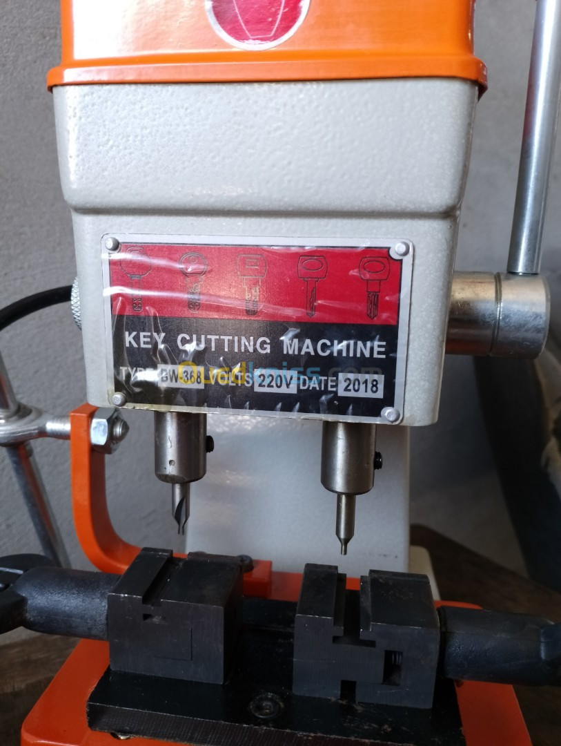 Key cutting machine