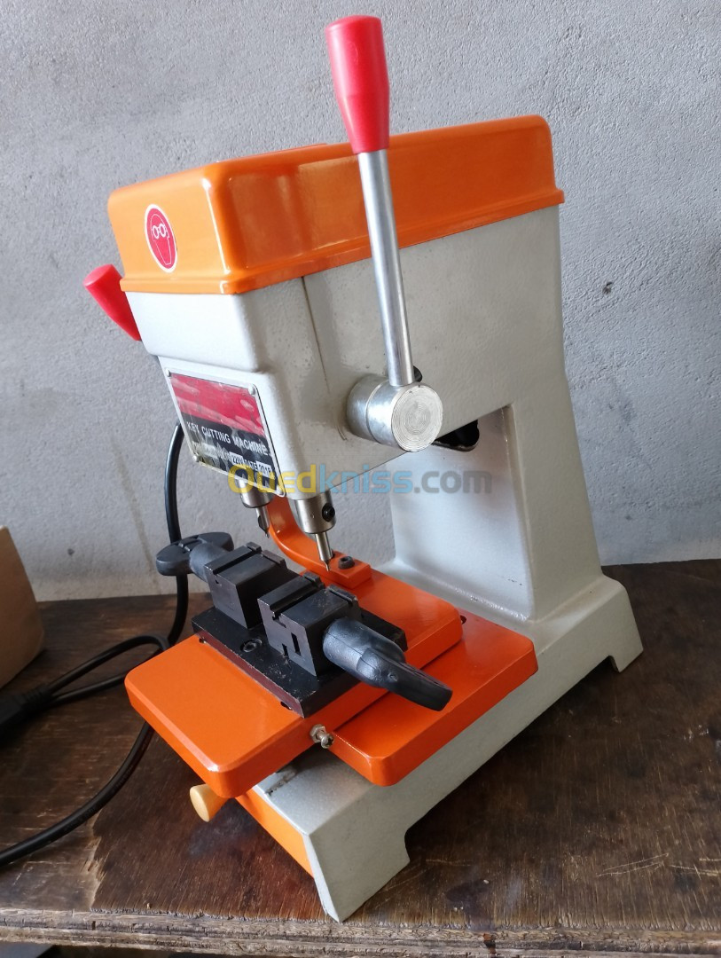 Key cutting machine