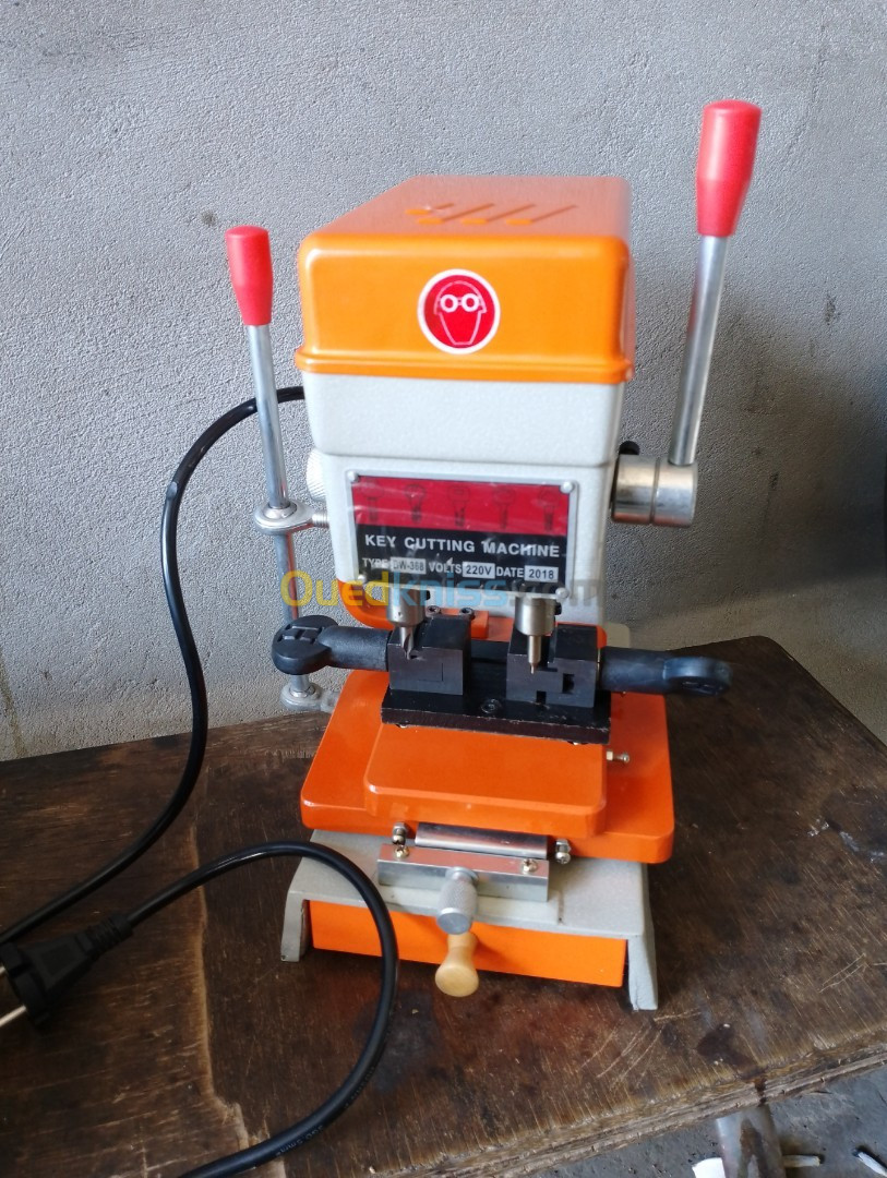 Key cutting machine