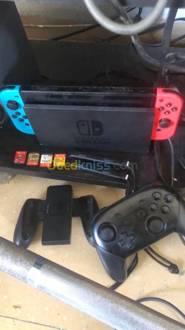 Nintendo switch V1 non flacher dorigine état 10/10 avec 4 cartouche jeux et manette pro original