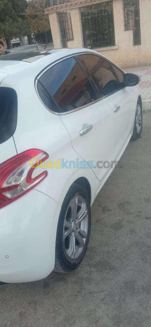 Peugeot 208 2015 Alluer