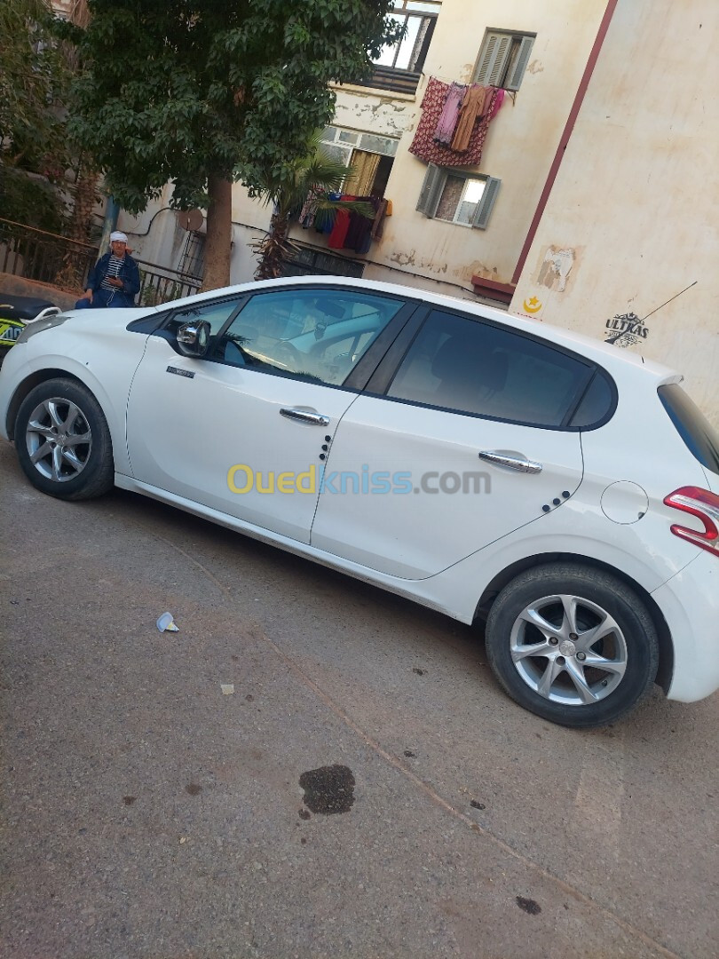 Peugeot 208 2014 Silver Line