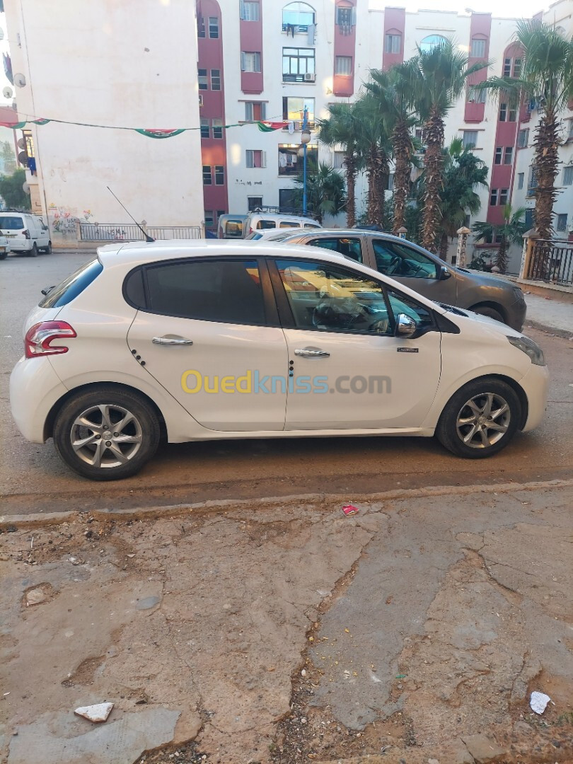 Peugeot 208 2014 Silver Line