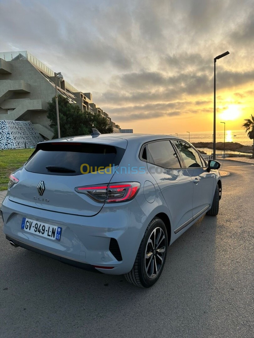 Renault Clio 5 techno 2024 Gris rafale chargeur induction + freins électriques + caméra + Line assiste